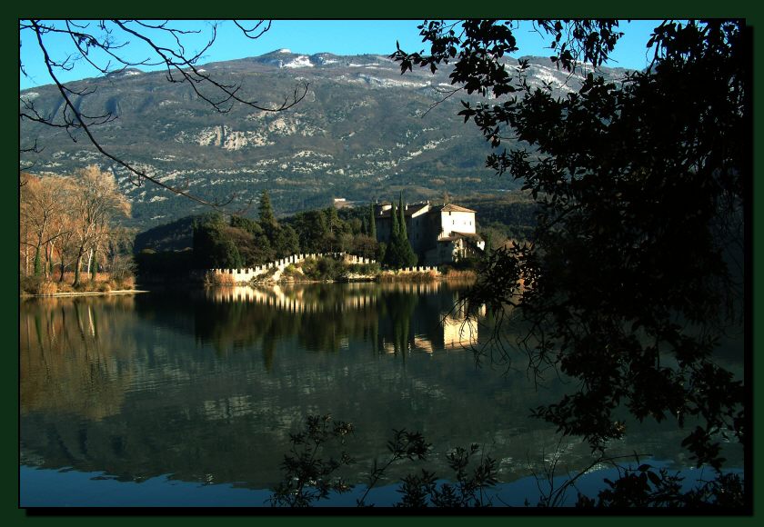 Lago, controluce e (clima) mediterraneo